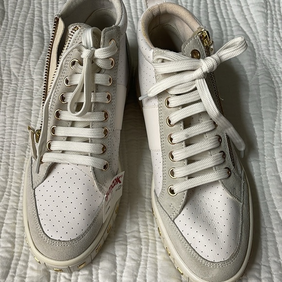 White size 7 women’s high top white sneakers with gold accents - Picture 2 of 7